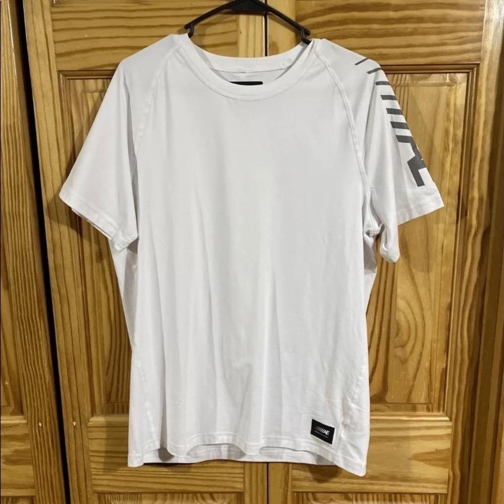 White American Eagle Men’s T Shirt Size XS